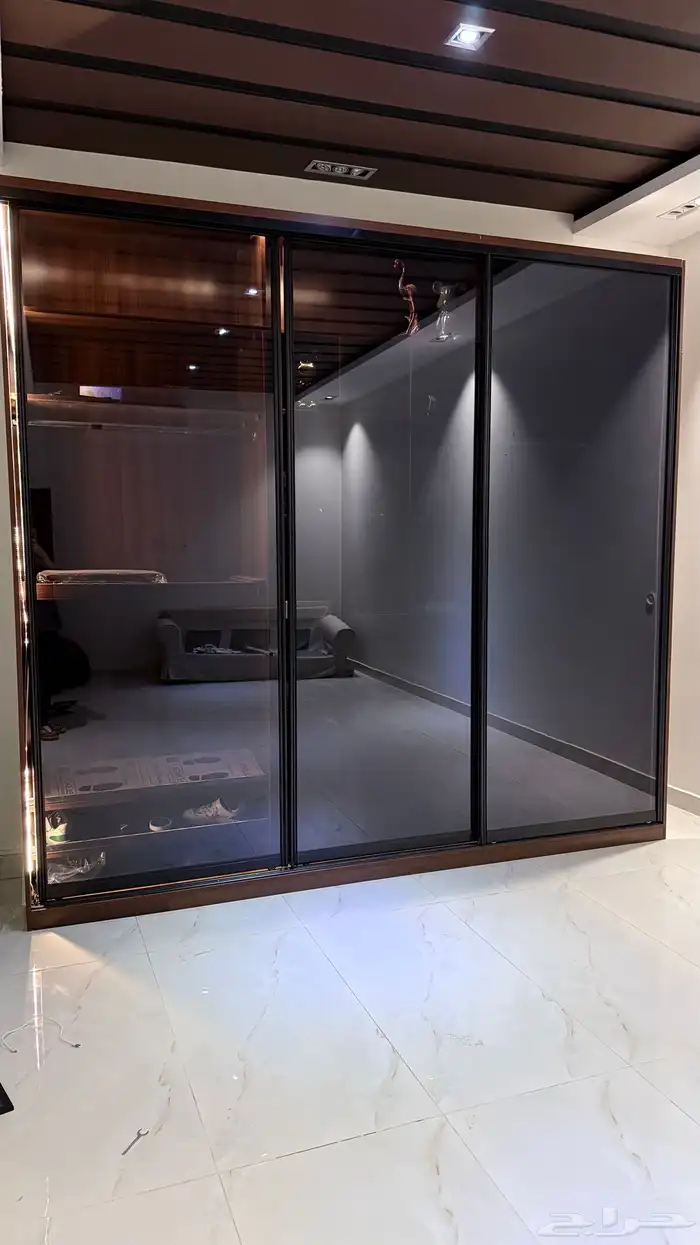 دولاب عرض مودرن زجاجي بإضاءة داخلية 0