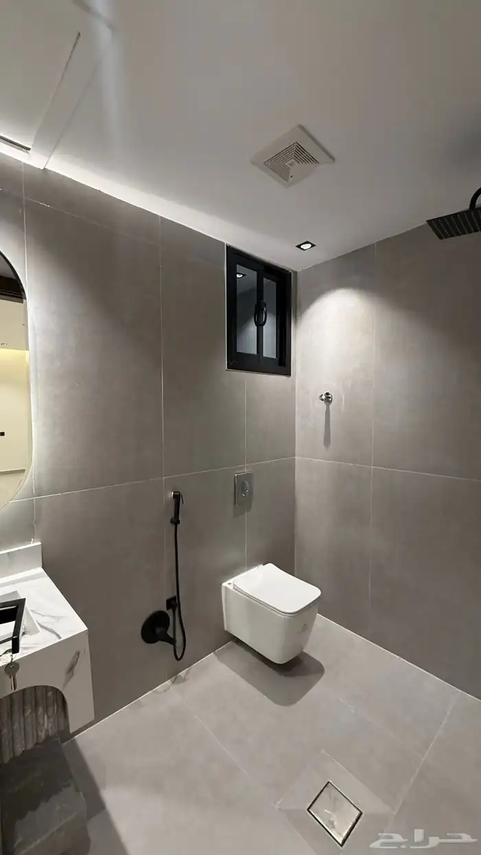 للبيع شقق علويه بحى الراقى خميس مشيط على شارع 25 م 25