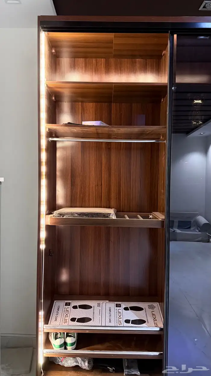 دولاب عرض مودرن زجاجي بإضاءة داخلية 6