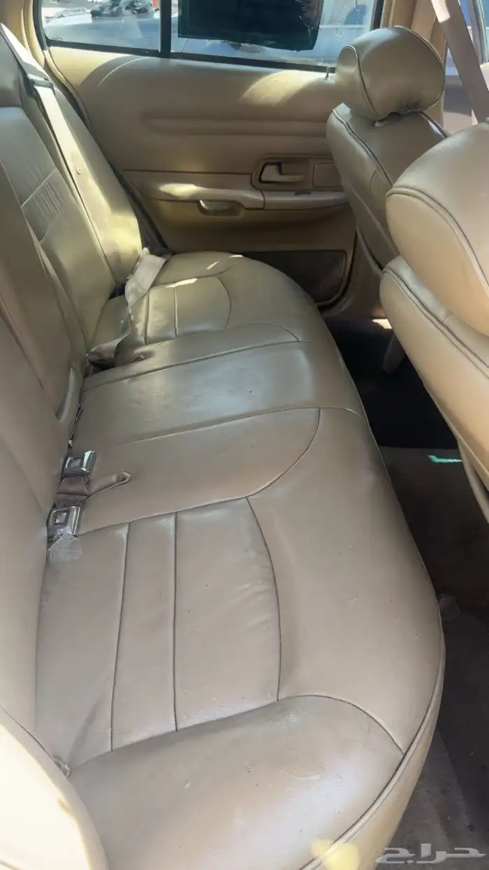 فورد فكتوريا اللون احمر 3