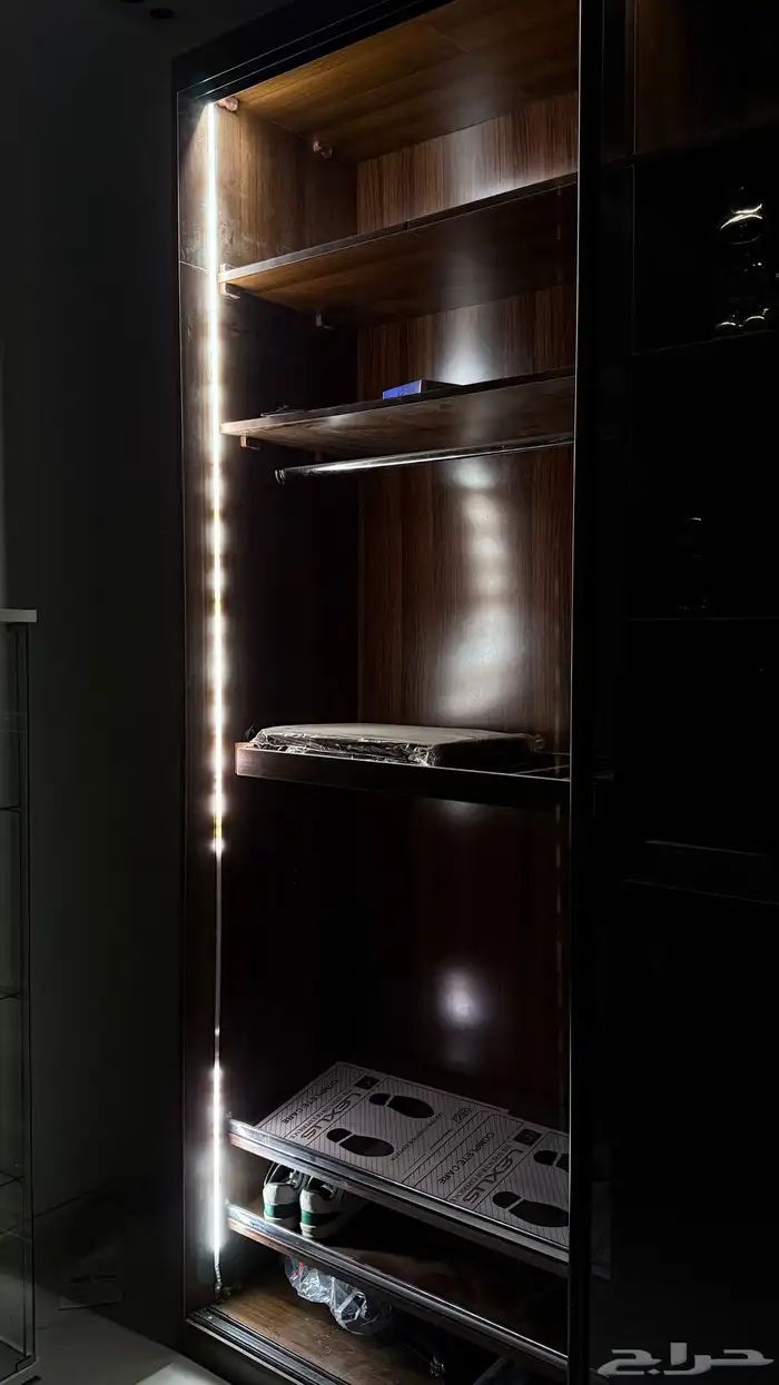 دولاب عرض مودرن زجاجي بإضاءة داخلية 5