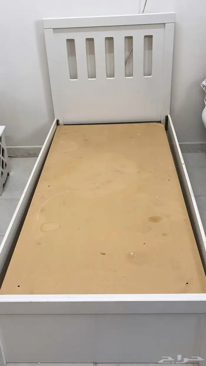 سرير ابيض طويل ومرتب بسعر جميل جدا 0