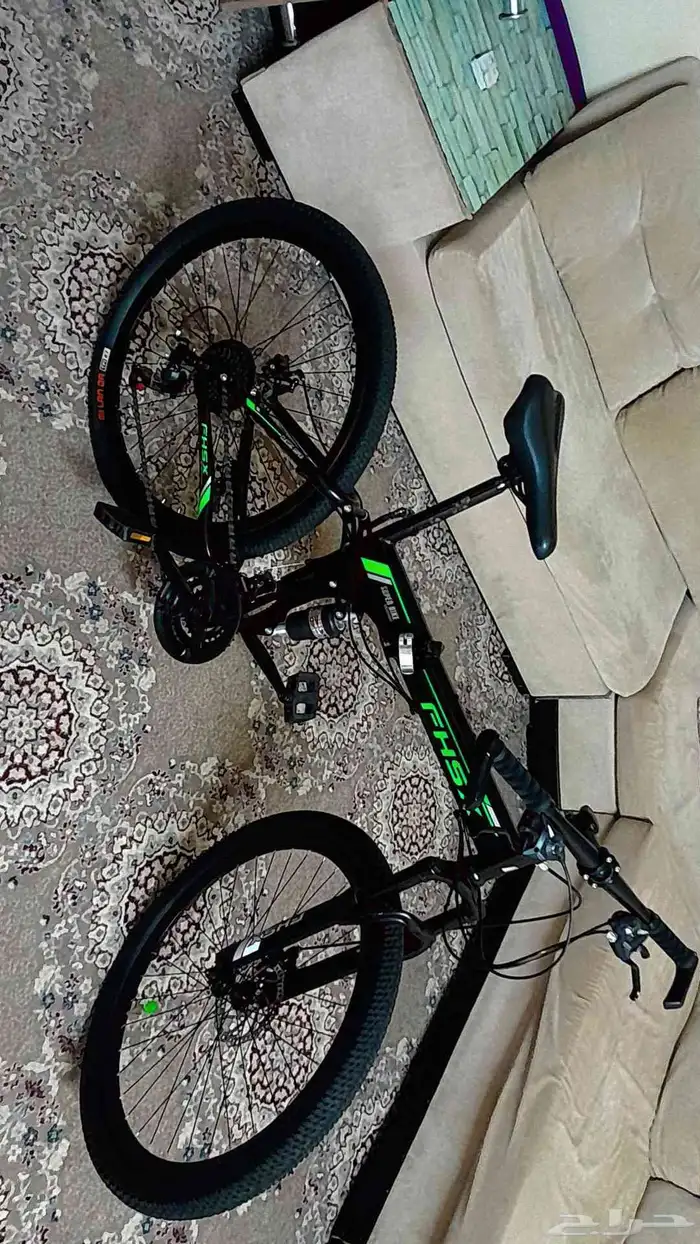 الدراجة الموجودة في الصورة هي دراجة هوائية رياضية 2