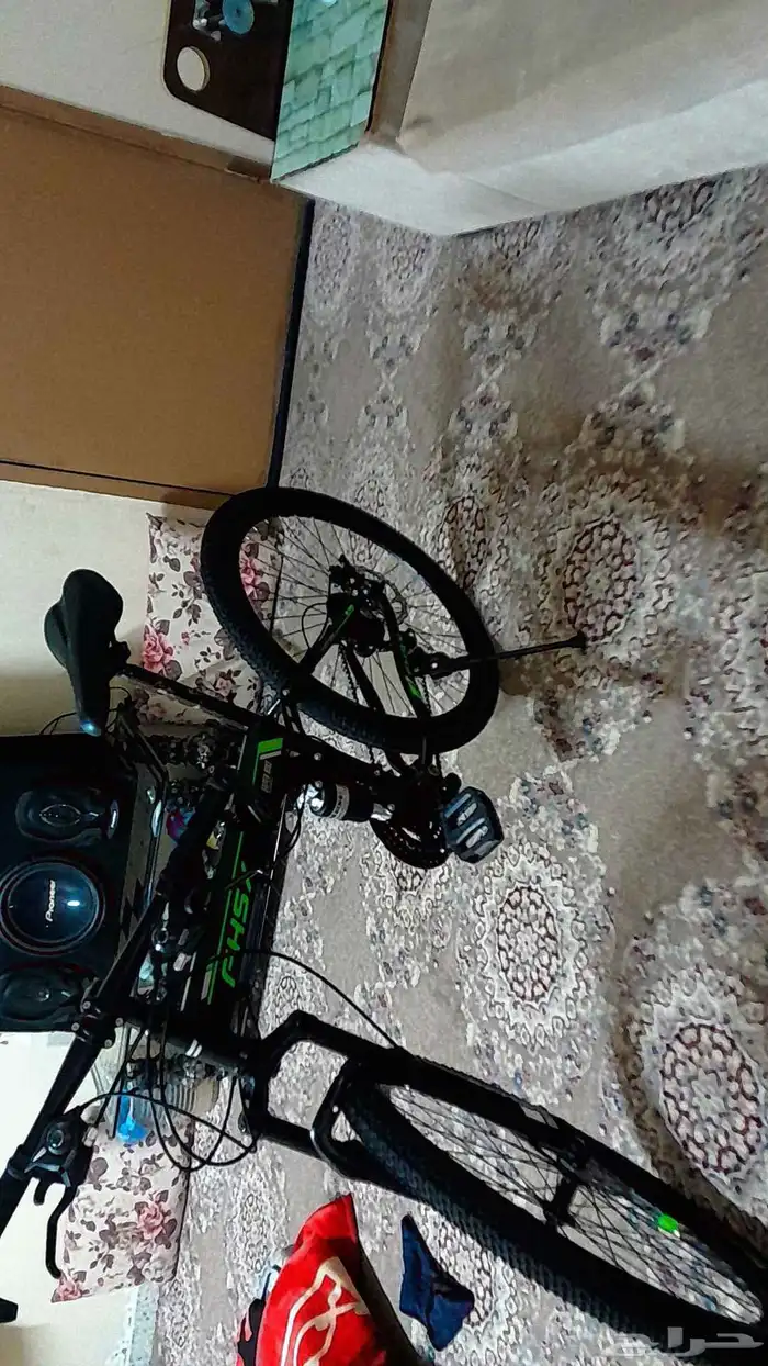 الدراجة الموجودة في الصورة هي دراجة هوائية رياضية 1