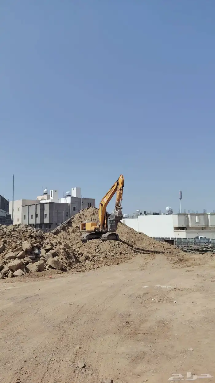 بوكلين للاجار حفر اراضي تكسير جبل ترحيل مخلفات داخل المدينه 0