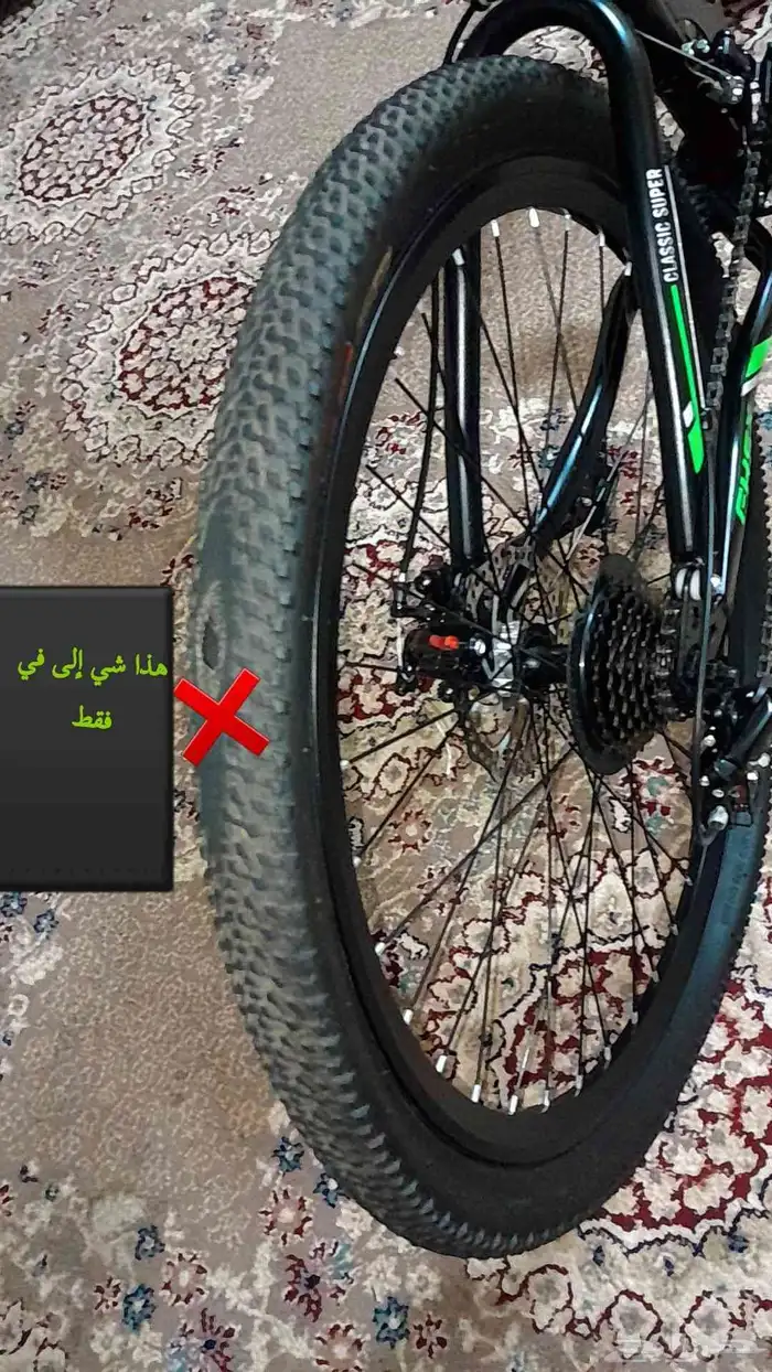 الدراجة الموجودة في الصورة هي دراجة هوائية رياضية 0