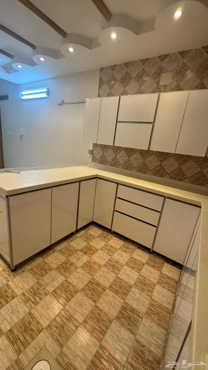 للايجار دور علوي بحي سلطانه 13