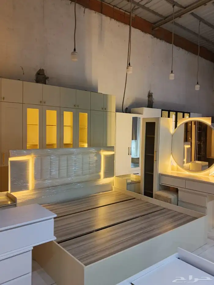 غرفة النوم كامل بدولاب ثمانية أبواب و سرير ملكي و تسريحة 2