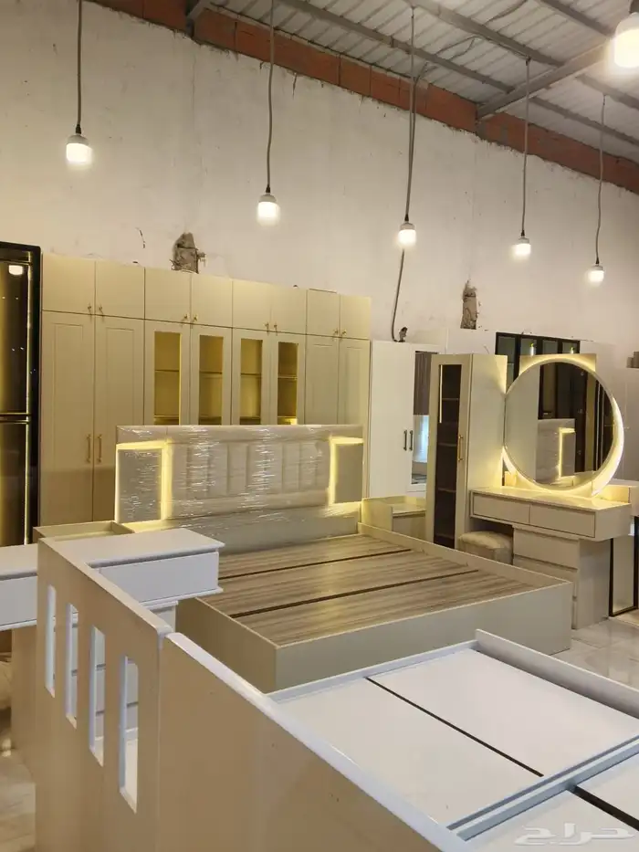 غرفة النوم كامل بدولاب ثمانية أبواب و سرير ملكي و تسريحة 1