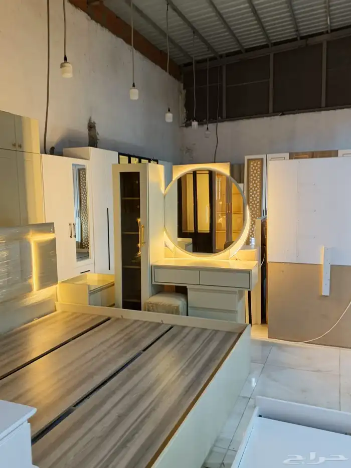 غرفة النوم كامل بدولاب ثمانية أبواب و سرير ملكي و تسريحة 0