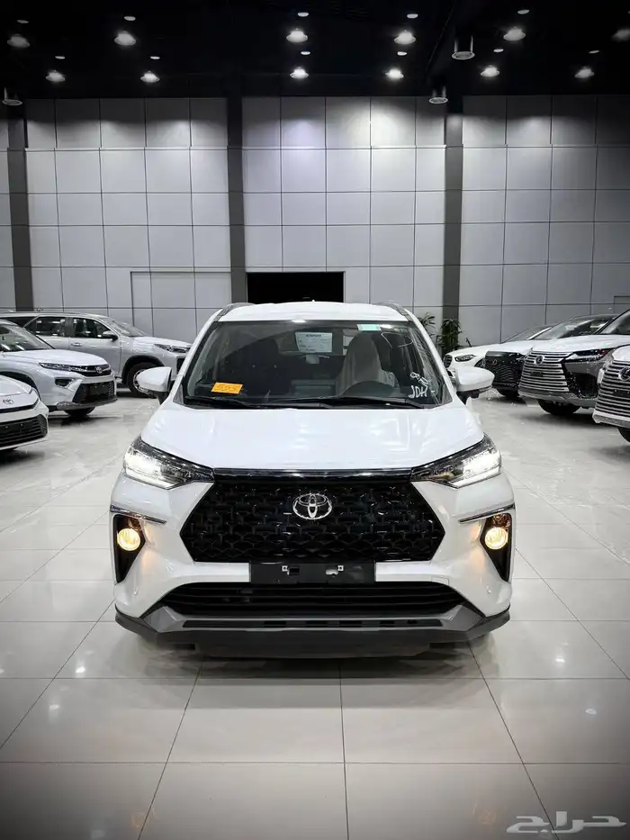 تويوتا فيلوز GLX 2025 1