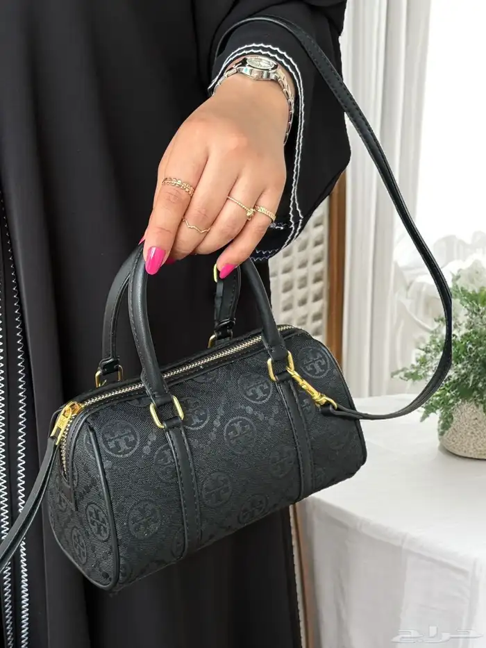 احذيه وجزم لويس فيتون ونيوبلانس فندي وشنط كتف ماستر 38