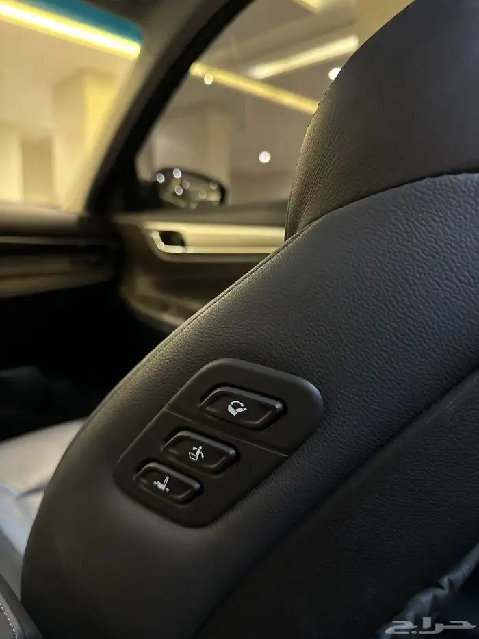 ازيرا 2020 ( بنزين V6 ) فل كامل بحالة الوكالة 26