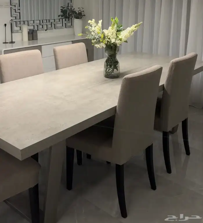 طاولة طعام مع بوفيه هوم سنتر شبه جديدة للبيع بسعر منخفض جد 0