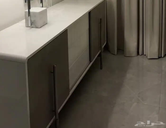 طاولة طعام مع بوفيه هوم سنتر شبه جديدة للبيع بسعر منخفض جد 1