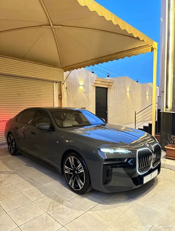 للبيع بي ام دبليو BMW 740i 2025 شبه جديدة 6