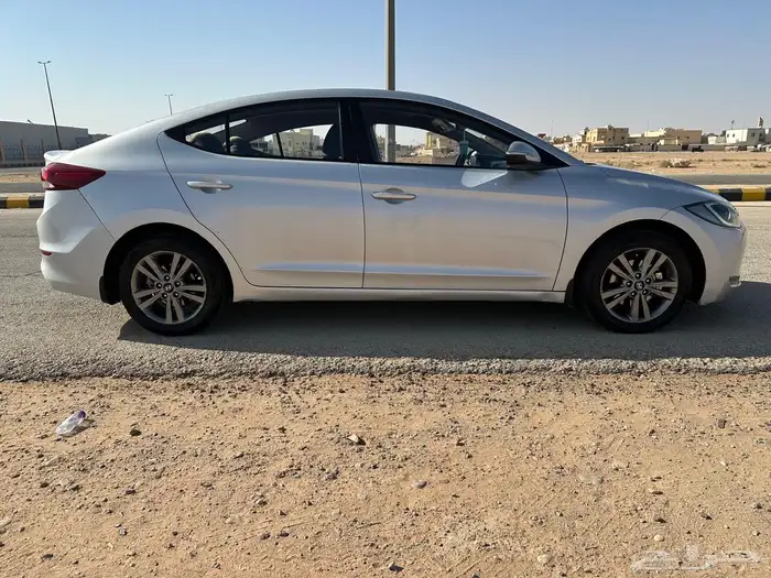 هونداي انترا لون فضي موديل 2017 3