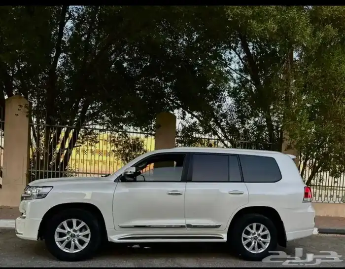 تويوتا لاندكروزر (2018) GXR فل كامل الفئة 3.. 6