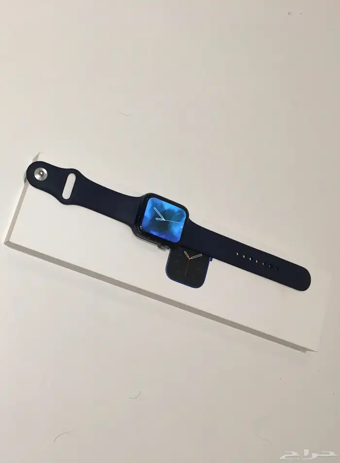 ساعة ابل Apple Watch و سماعة AirPods 0