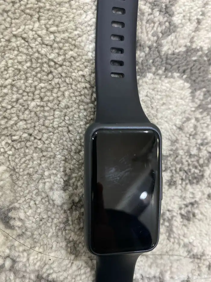 ساعه للبيع استخدام قليل جدا فيها خدش و يجي شاحنها معاها 1