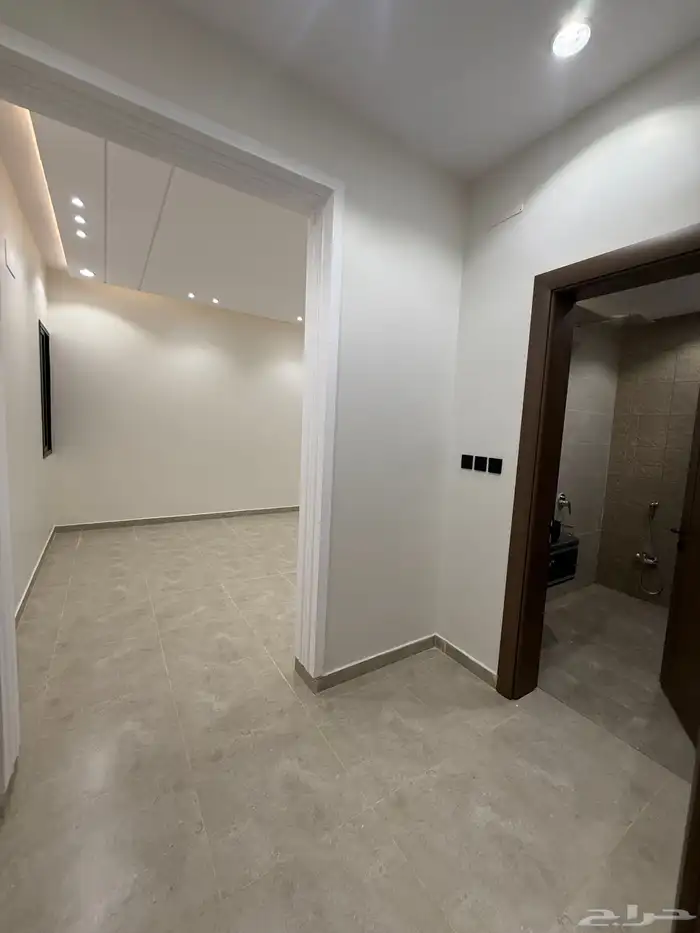 للبيع دور أرضي بحوش وشقق علويه بسطح مخطط الراجحي الضيافه 15