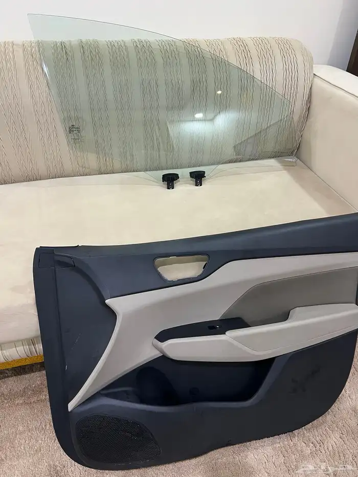 زجاج قزاز اكسنت 2022 يمين امامي خلفي مع ديكور بابين يمين 0