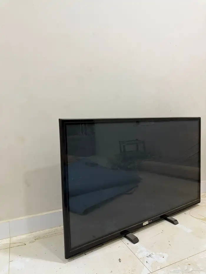 شاشة LG مع ريموتها مع حهاز شاومي للأفلام والمسلسلات 1