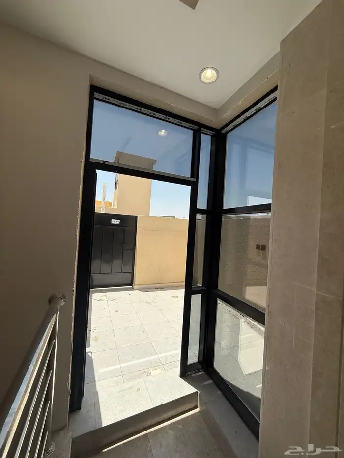 للبيع دور أرضي بحوش وشقق علويه بسطح مخطط الراجحي الضيافه 31