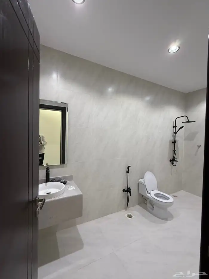 للبيع فيلا دورين وملحق بضيافه خارجيه شمال خميس مشيط 26