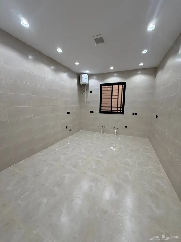 للبيع دور أرضي بحوش وشقق علويه بسطح مخطط الراجحي الضيافه 11