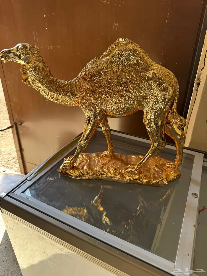 مجسم جمل لون ذهبي حجم كبير 1