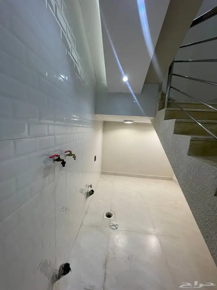 شقق علويه بأطلاله رائعه ودرج داخلى للسطح 520 الف قرب المطار 11