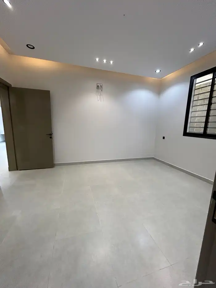 للبيع روف علوي بملحق مع مشب 8غرف 650الف 24