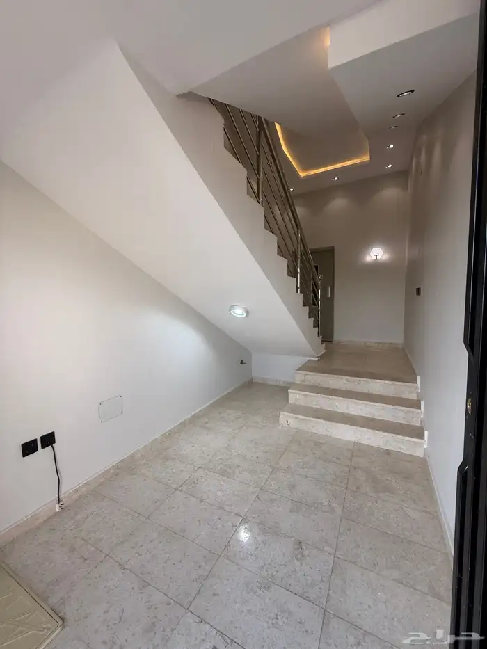 للبيع روف علوي بملحق تشطيب vip شمال حي الراقي 3