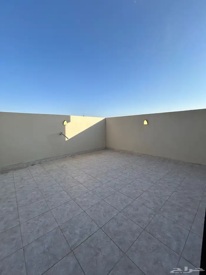 للبيع روف علوي بملحق مع مشب 8غرف 650الف 45