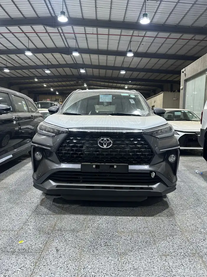 تويوتا فيلوز 4 سلندر موديل 2025 لون رمادي 1