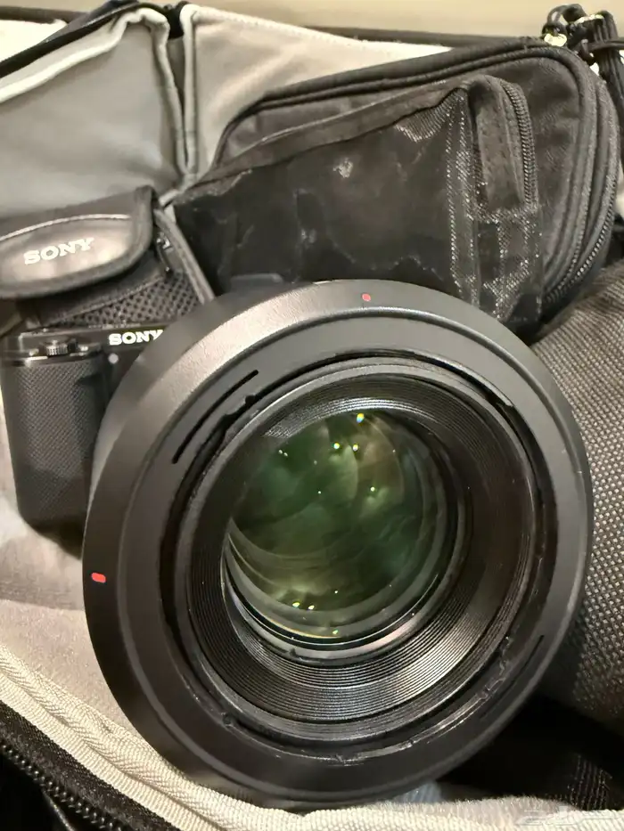 كاميرا سوني وفلاش v1 وعدسه ماكرو للبيع 1