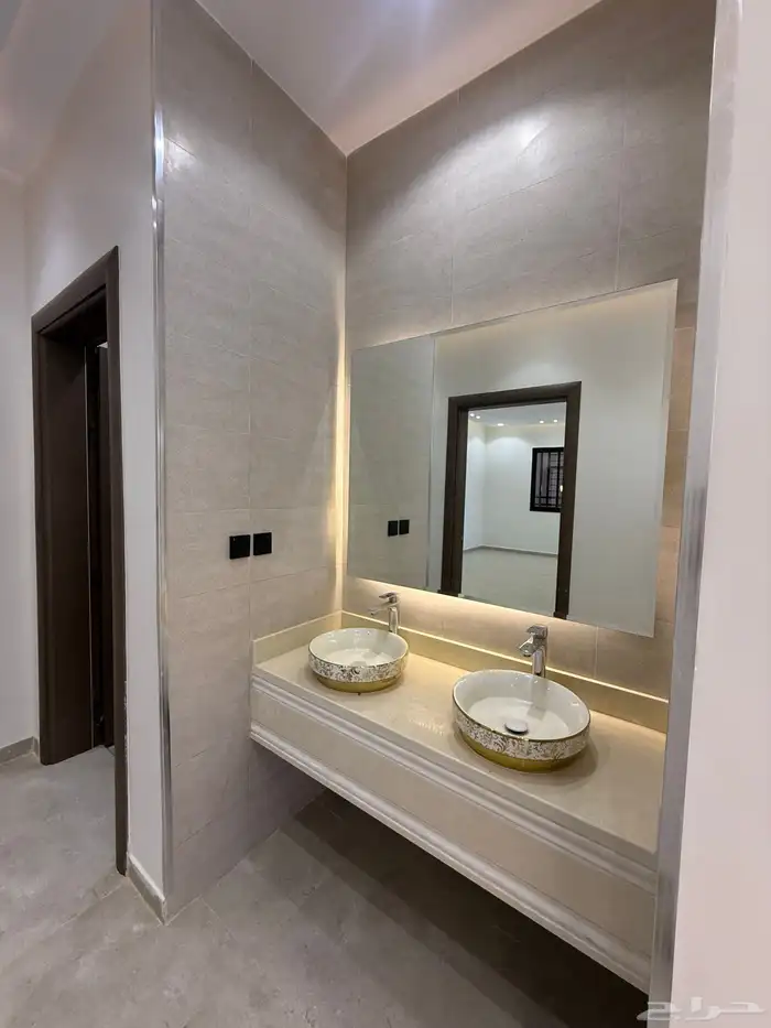 للبيع دور أرضي بحوش وشقق علويه بسطح مخطط الراجحي الضيافه 6