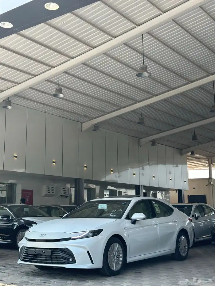 تويوتا كامري E بلص هايبرد الوان ابيض موديل 2025 0