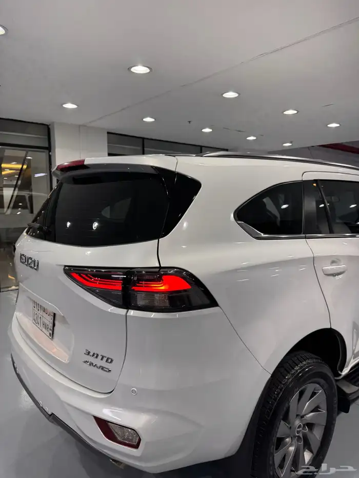 ايسوزو mu-x فل كامل مستخدم - Isuzu mu-x full option 12