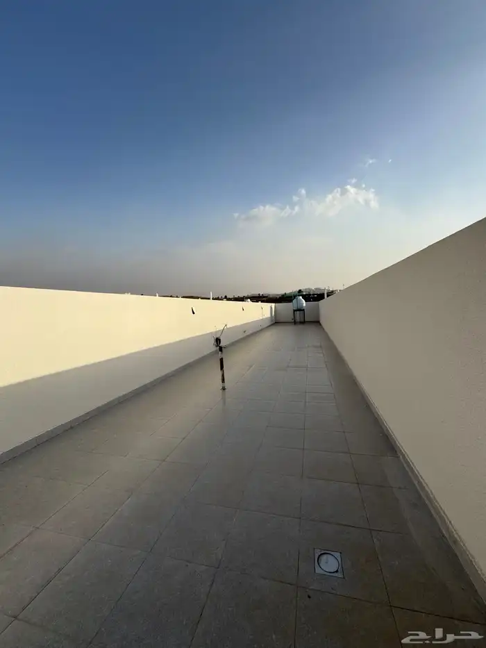 للبيع بمدينه أبها شقه تمليك علوي مع سطح خاص ومصعد شغال 24