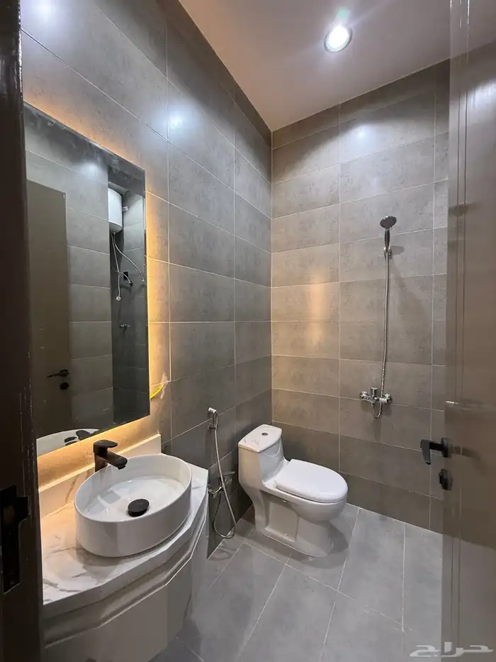 للبيع روف علوي بملحق تشطيب vip شمال حي الراقي 19