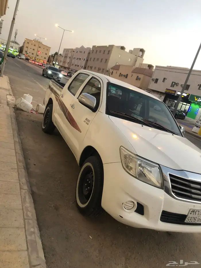 هايلوكس 2012 خليجي جديده منوة المستخدم ماشية 180 الف فقط 6