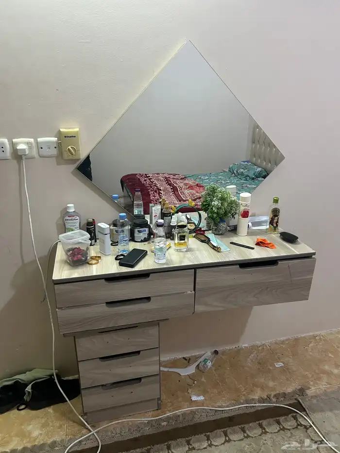 ايوجد عفش شقه للبيع غرفه نظيفه خشب نظيف وكنب 7 قطع نظيف 7