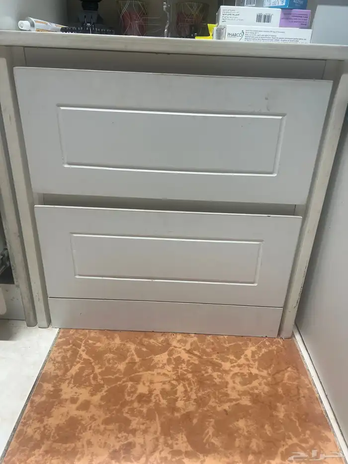 دلاب ملابس دلاب مطبخ صغير طاولة تلفزيون بيضاء و2 سرير 4