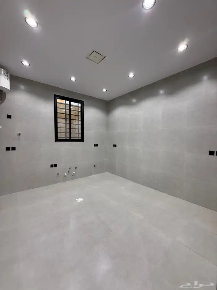 للبيع روف علوي بملحق تشطيب vip شمال حي الراقي 10