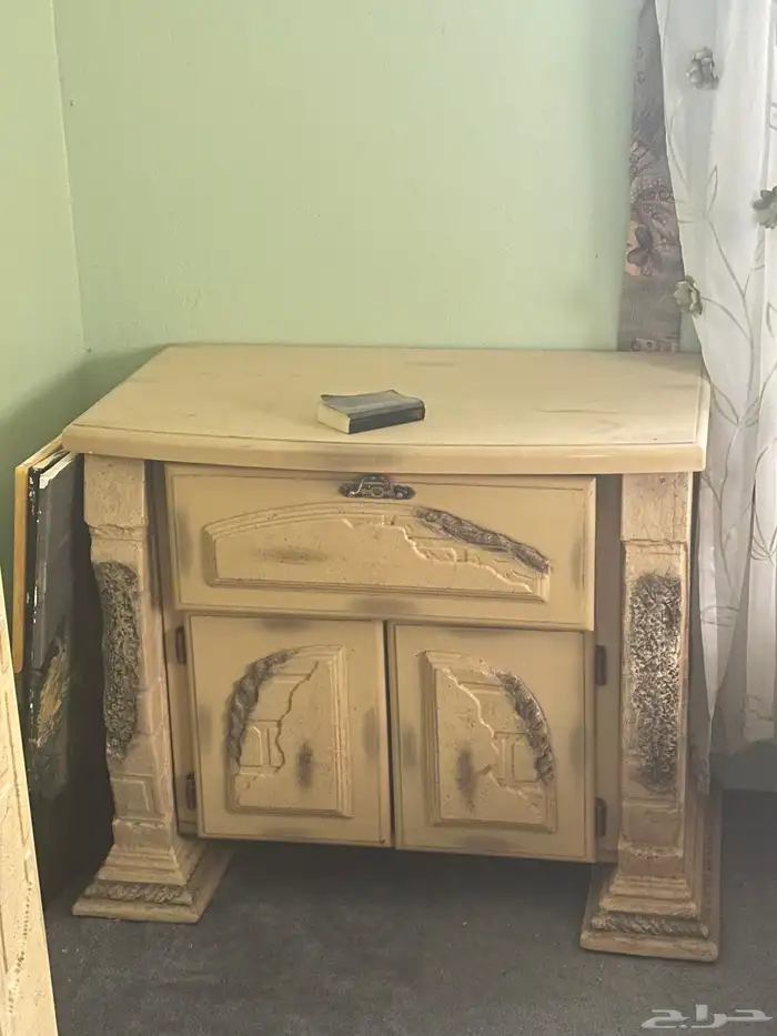 غرفة نوم مستخدمه بدون دولاب 5