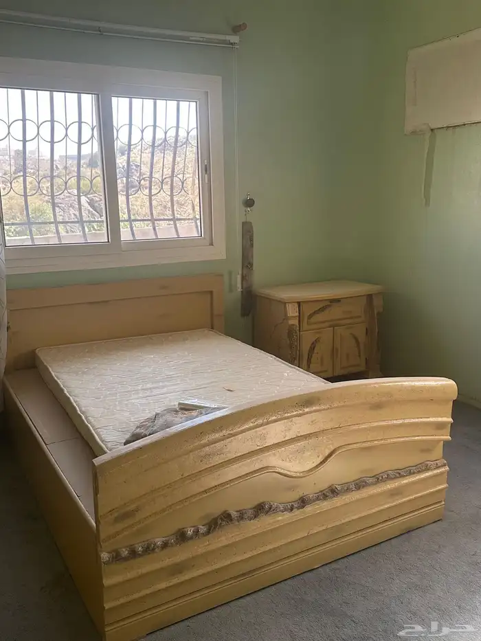 غرفة نوم مستخدمه بدون دولاب 6