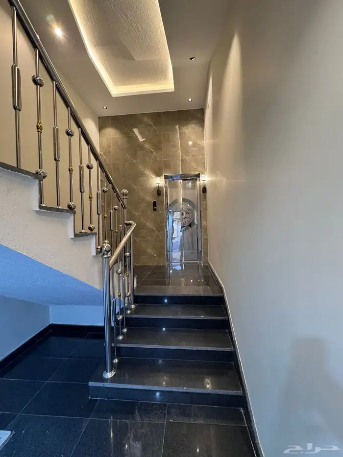 للبيع شقه 6 غرف vip مع سطح من 500 الف حى دره الموسى 4