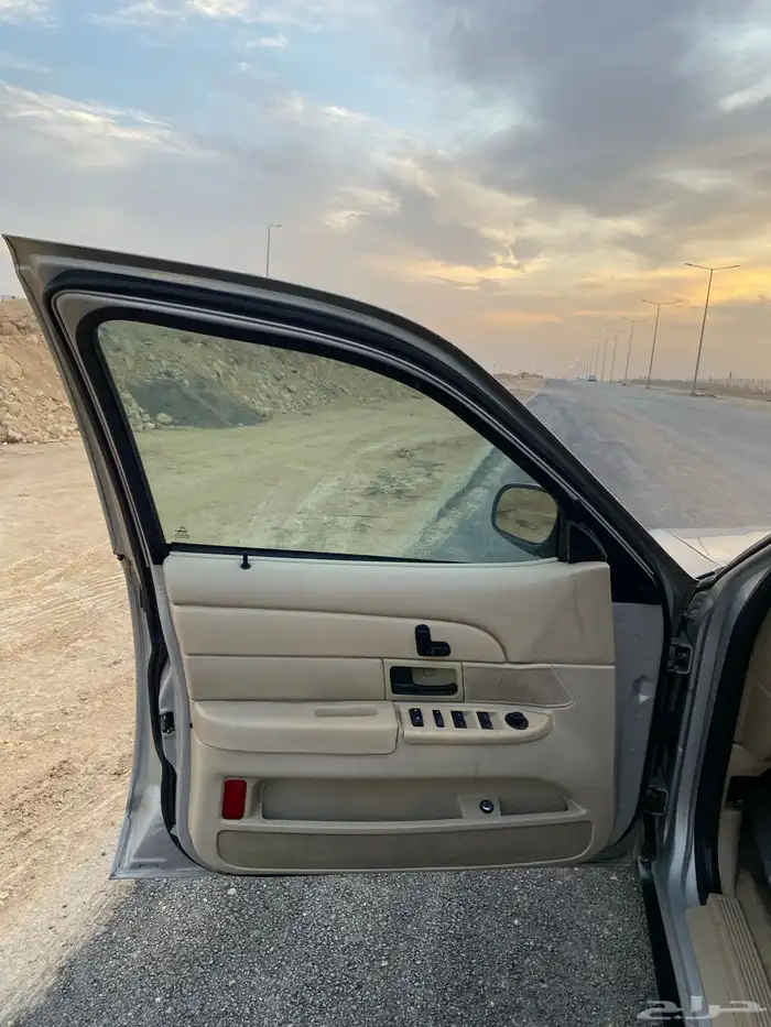 للبيع فورد فكتوريا 2011 نظيف 3